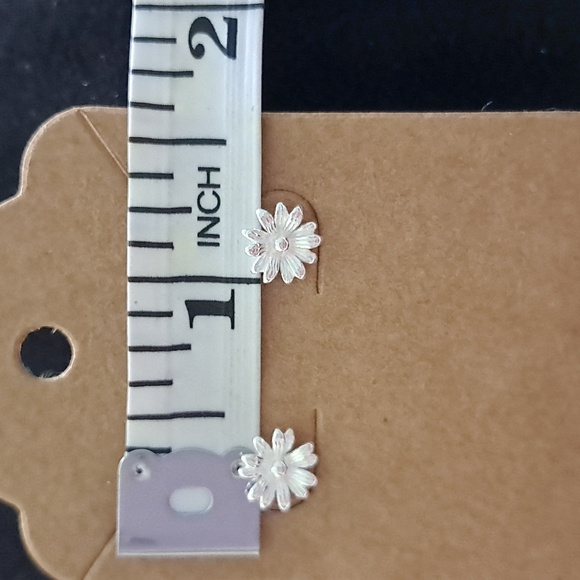 Daisy Stud‎ Earrings! Sterling Silver. - Picture 3 of 4